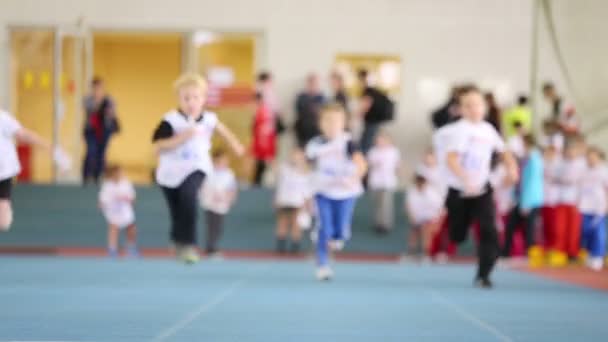 Finishes boys at competition in hall — Stock video