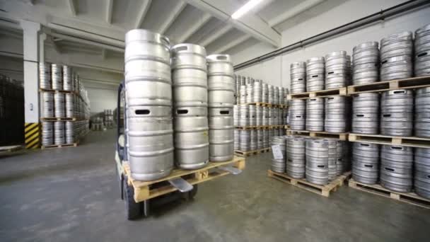 Autoloader with beer kegs in warehouse — Stock Video