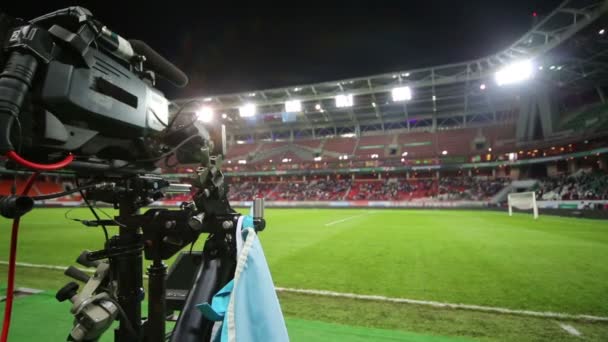 Cámara de vídeo y campo de fútbol vacío — Vídeo de stock