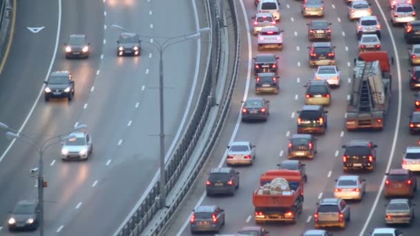 Сложные автомобильные движения на шоссе — стоковое видео