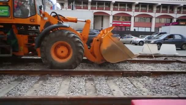 Lucrătorii repară tramvaie în Moscova — Videoclip de stoc