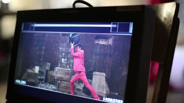 Hombre en traje rosa lanza TV — Vídeos de Stock