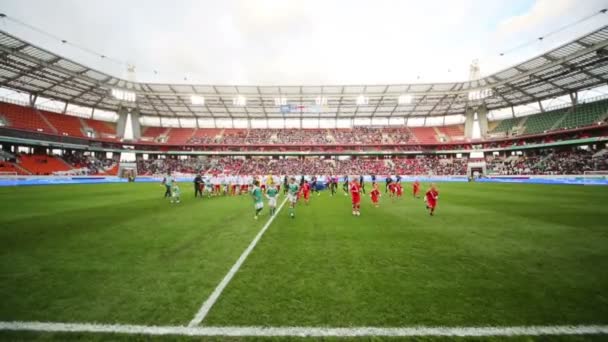 I bambini corrono prima della partita — Video Stock