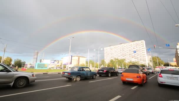 Verkeersopstopping op straat en regenboog in Moskou. — Stockvideo