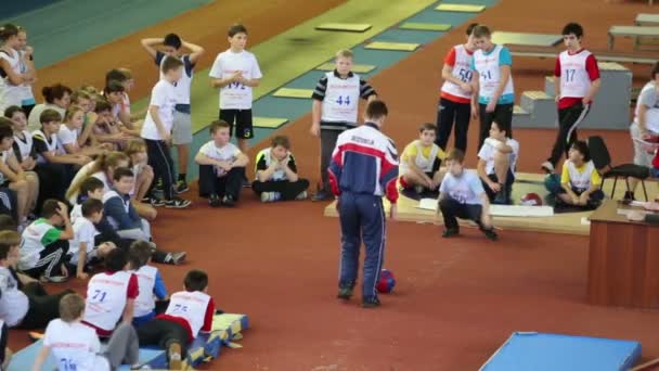 Los chicos lanzan pelota a la competencia — Vídeo de stock