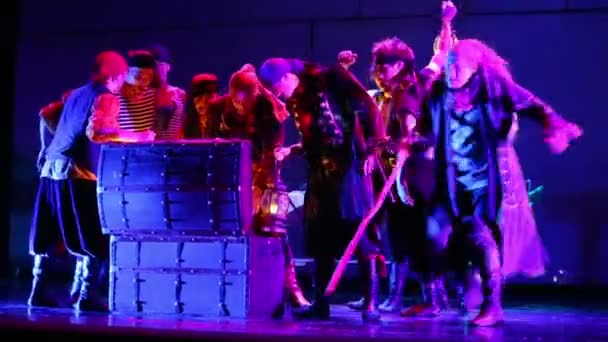 Piratas cerca del pecho durante el musical — Vídeo de stock