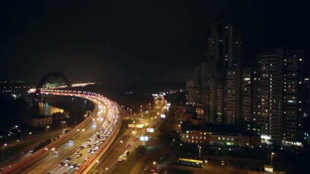 Paisaje urbano con puente Zhivopisny — Vídeos de Stock