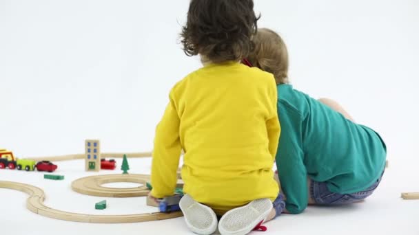 Menino e menina com ferrovia brinquedo — Vídeo de Stock