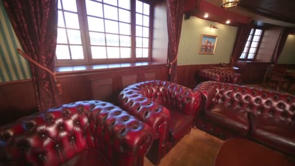 华贵的雪茄房，红色的皮革扶手椅和壁炉 — 图库视频影像