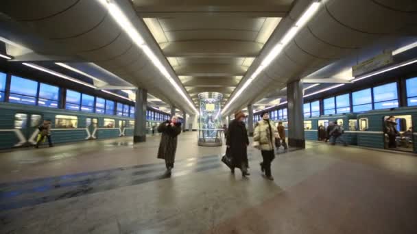 Passagiers en treinen bij metrostation — Stockvideo