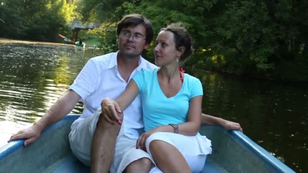 Молодой человек и женщина в маленькой лодке — стоковое видео