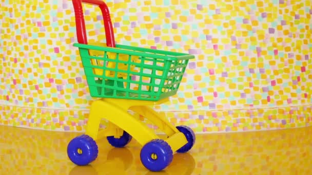 Carro de compras y niño — Vídeo de stock