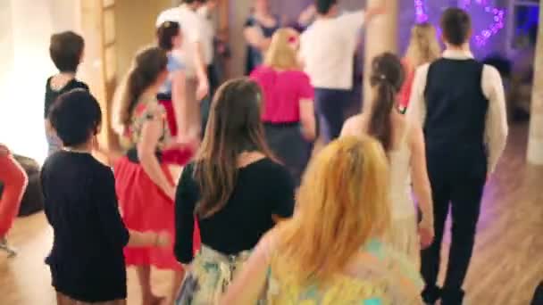 As pessoas dançam na festa de boogie-woogie — Vídeo de Stock