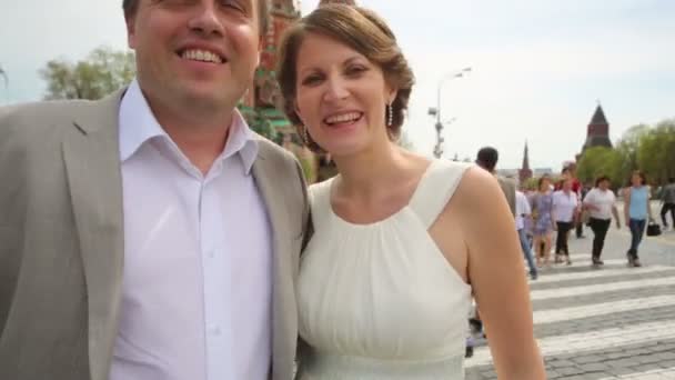 Brud med brudgummen på Röda torget — Stockvideo