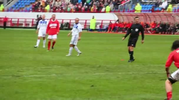 Les hommes jouent au football au match — Video