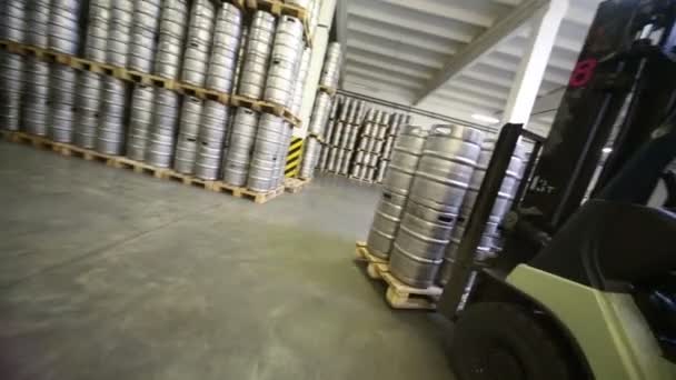 Autoloader with beer kegs in warehouse — Stock Video