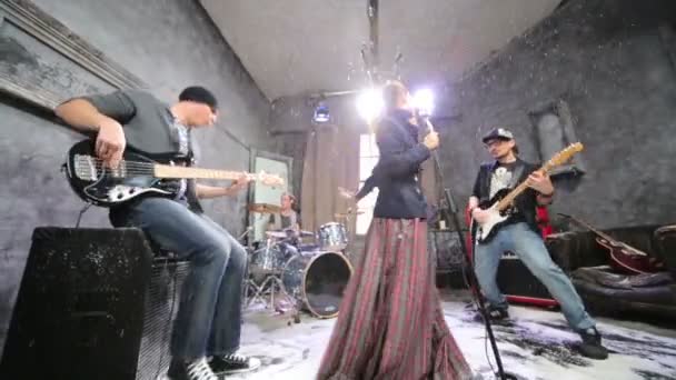 Рок-группа во время съемок клипа — стоковое видео