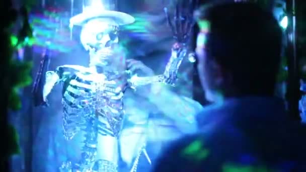 Homme parlant au téléphone dans le labyrinthe miroir 