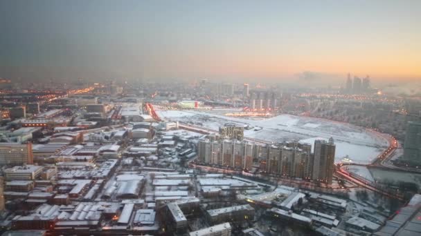 Paisaje urbano de invierno aéreo con diferentes edificios — Vídeos de Stock