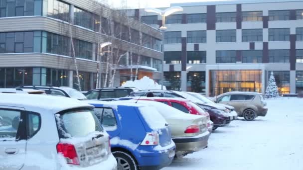 Coches aparcados en el patio del centro de negocios — Vídeo de stock