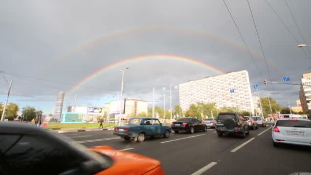 Cars on street and rainbow in Moscow. — Stock Video