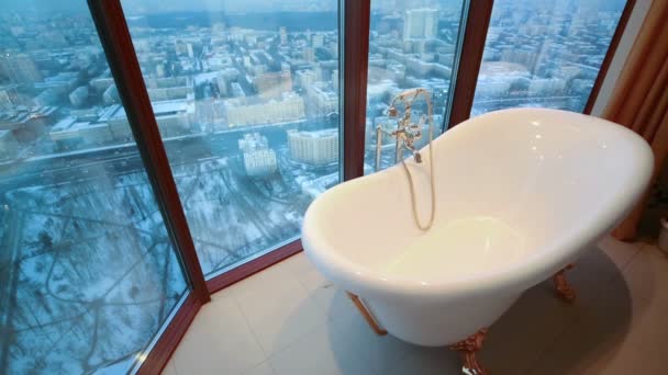 在凯旋宫酒店的老浴缸 — 图库视频影像
