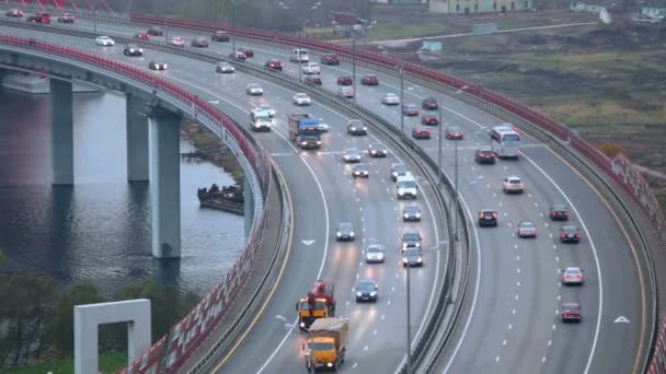 Paisaje urbano con tráfico fluvial y de automóviles — Vídeo de stock