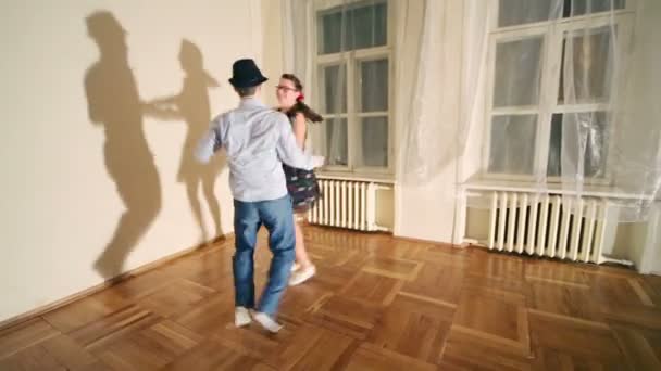 Mujer y hombre danza boogie-woogie — Vídeos de Stock