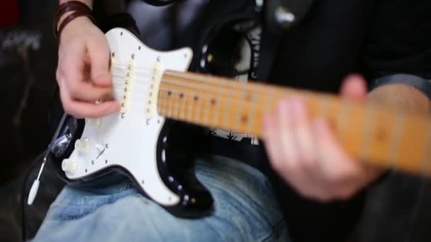 Young man plays electric guitar — Stock Video