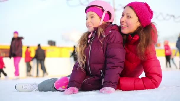 Lycklig mor och dotter sitta på isen — Stockvideo