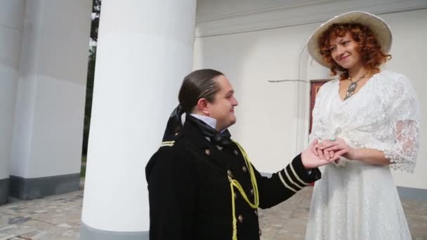 Pareja en trajes retro en el festival Everycon — Vídeos de Stock