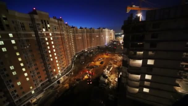 Construção perto de um longo edifício de vários andares — Vídeo de Stock