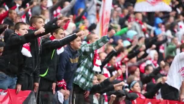 Jóvenes fans gritan en el partido de fútbol — Vídeos de Stock