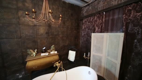 Rusland, Moskou - 26 november 2012: ingericht in een studio kamer met bad en kroonluchter — Stockvideo