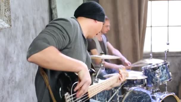 Bas gitarist en drummer spelen — Stockvideo