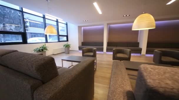 Lounge met sofa's op business center — Stockvideo