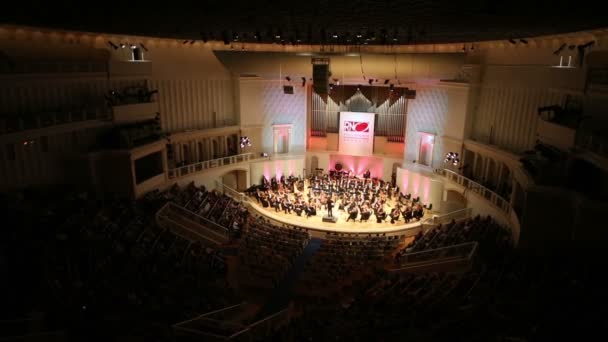 Orchestra e spettatori nella sala da concerto Tchaikovsky . — Video Stock