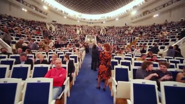 Moskva, Rusko - 8 září 2012: publikum o přestávce na grand festivalu iv ruského státního orchestru v koncertním sále Čajkovského — Stockvideo