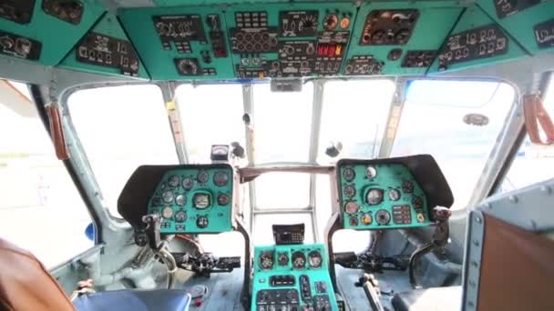 Cockpit intérieur avec plusieurs panneaux de commande — Video