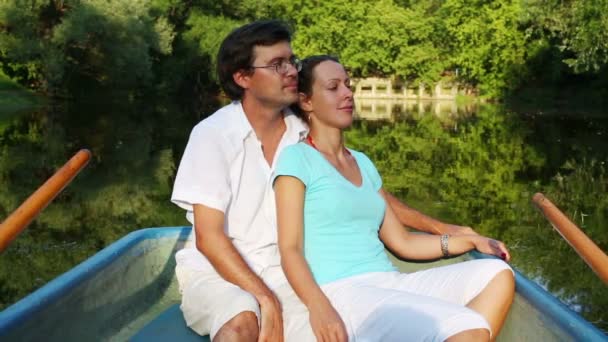 Joven hombre y mujer en bote pequeño — Vídeo de stock