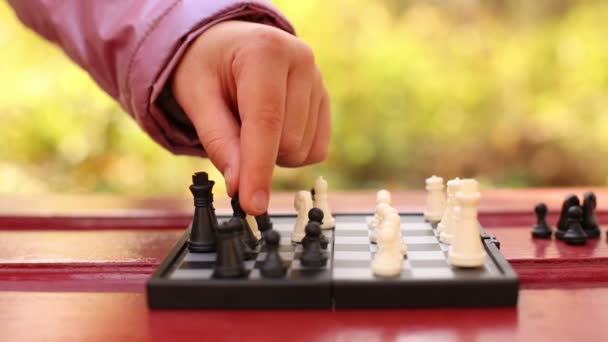 Chica mano hace movimiento en tablero de ajedrez — Vídeos de Stock
