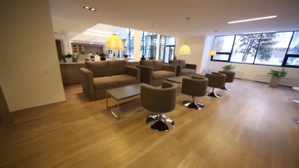 Lounge met sofa's en receptie zone — Stockvideo