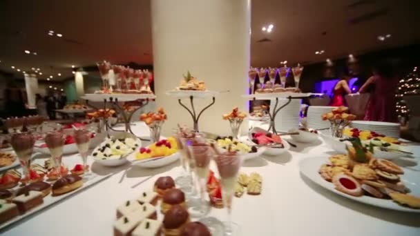 Столик у ресторані з кондитерськими та солодкими закусками — стокове відео