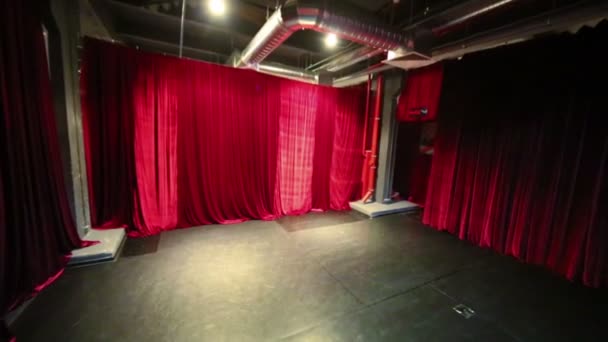 Red curtains in empty room — Stock Video