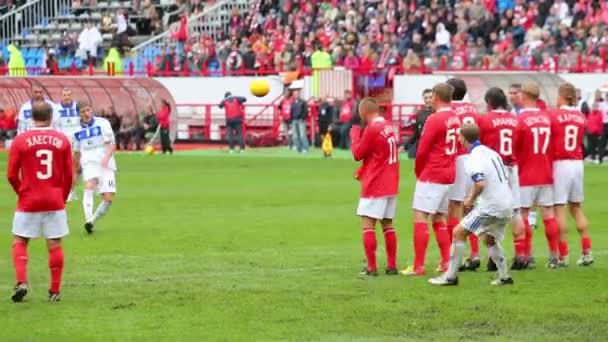 Calcio di penalità alla partita di calcio — Video Stock