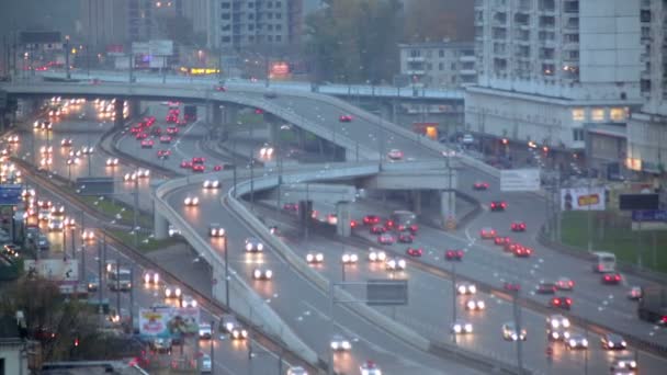 Tráfico de coches en autopista multinivel — Vídeos de Stock