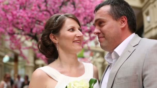 Bride and groom in shopping complex — Stock Video