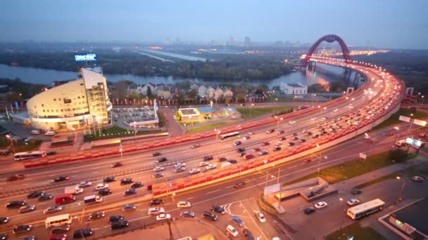 Paisaje urbano con puente Zhivopisny — Vídeos de Stock