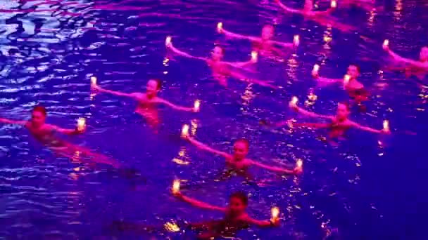 Synchronní plavání ženy se svíčkami — Stock video