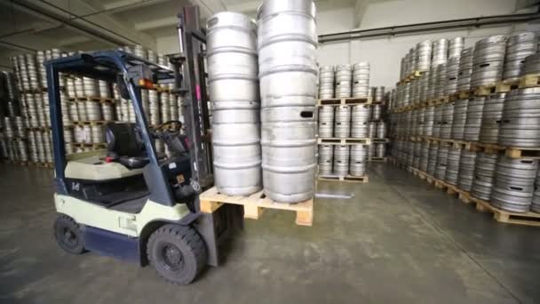 Autoloader con barriles de cerveza en almacén — Vídeo de stock